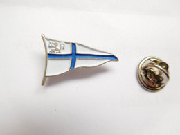 Beau Pin's , Marine Bateau Voilier , Oriflamme Blanc Et Croix Bleue - Bateaux