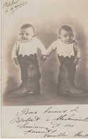 Carte-Photo VERSAILLES (78) Mars 1905 . (Montage) 2 Bébés Se Tenant Par La Main Dans Bottes - Versailles