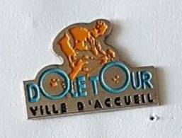 Pin's  Ville, Sport  Cyclisme Tour  De  France  DOLetOur  Ville  D' Accueil  à  DOLE  ( 39 ) - Cyclisme