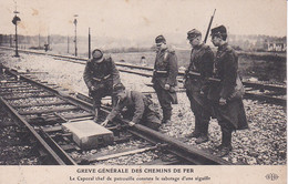 GREVE GENERALE DES CHEMINS DE FER CAPORAL CHEF DE PATROUILLE CONSTATE LE SABOTAGE D'UNE AIGUILLE     REF 72690 - Streiks