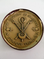 SUPERBE Médaille Commémotative Du 2ème Régiment De Chasseurs, En Bronze - Francia