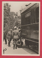 Compiègne 1940 / Hitler - Le Führer Se Rend à L'intérieur Du Wagon /  Der Führer Begibt Sich In Den Wagen - War 1939-45