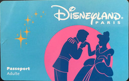 FRANCE  -  DisneyLAND PARIS  -  CENDRILLON  -  Adulte  -  Bande Magnétique Black  -  Différent Back - Passeports Disney