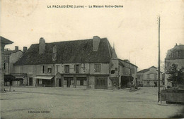 La Pacaudière * Place Et Maison Notre Dame * Poste Ptt Pissotières - La Pacaudiere