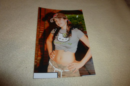 BELLE PHOTO ..JEUNE FEMME SEXY A LA CASQUETTE - Personen