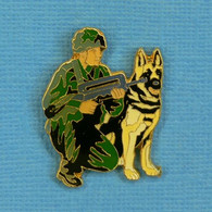 1 PIN'S //  ** MILITAIRE ET SON CHIEN / BRIGADE CYNOPHILE / MAITRE CHIEN ** . (J.Y. Segalen Collection©) - Militaria