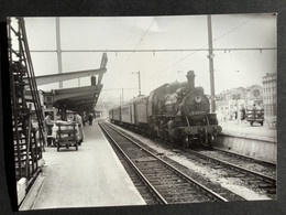 Photo Originale De J.BAZIN : Traction Vapeur  Sue Les Chemins De Fer BELGES : Train En Gare De LIEGE- GUILLEMINS En 1957 - Trains