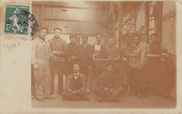 Tours       37           Métier.  Ouvriers  Dont Ajusteur Dans Un Intérieur D'usine.  Carte Photo  (voir Scan) - Tours