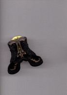 Pin's Chaussure - Armée / Paire De Rangers (signé Démons Et Merveilles) - Militaria