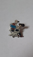 Pin's Cinéaste (EGF Argenté Signé Démons Et Merveilles) Hauteur: 2 Cm - Cinéma