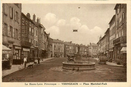 Yssingeaux * La Place Maréchal Foch * Automobile Voiture Ancienne * Café Des Sports - Yssingeaux