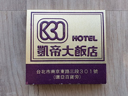 Zündholzheftchen Aus Dem Asiatischen Raum Mit Hotel-Werbung - Boites D'allumettes