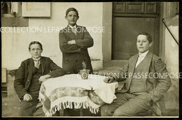 WINTZENHEIM WINZENHEIM - RUE PRINCIPALE - MAISON ANDRES - JEUNES HOMMES A TABLE CHEZ LE PHOTOGRAPHE AUGUSTE ANDRES - Wintzenheim