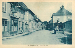 281021 - 38 LES AVENIERES Grande Rue - Fontaine Café Poste - éditeur P PERRIN - Les Avenières