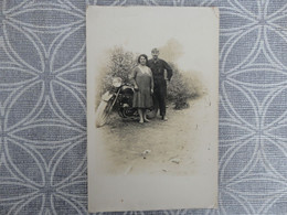 Delcampe - ANCIENNE MOTO MODELE A DETERMINER MOTARD COUPLE VERS 1915 CARTE PHOTO - Motorräder
