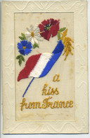 CPA  Militaria Brodée Guerre 1914 - 1919  A Kiss From France Drapeau Français Fleurs Bleu Blanc Rouge - Patriotic