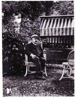 Ph020 ⭐ Photographie Mars 1919 Homme à Bacchantes Chapeau Canotier Chaise Osier Balancelle Banc Jardin 11x8 - Personas Anónimos
