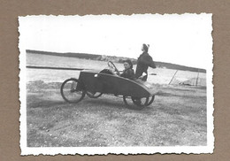 PHOTO 8,5 X 6,3 Cm Des Années 1930.. VOITURE à PEDALES Sur La Plage.. Jeune FILLE Au Volant - Coches