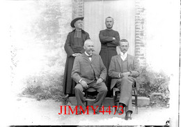En 1906 - Le Père Victor, Un Curé Et Deux Hommes Assis à Identifier - Grande Plaque De Verre - Taille 128 X 178 Mlls - Glasdias