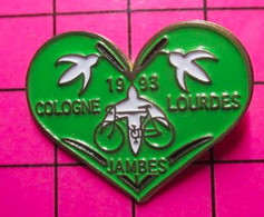 1021 Pin's Pins / Beau Et Rare / THEME : SPORTS / VELO ? COEUR VERT COLOGNE JAMBES LOURDES 1993 Jouvence De L’Abbé Soury - Cyclisme