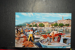 CP  06  MENTON UN COIN DU PORT, Pêcheurs , Bateaux - Menton