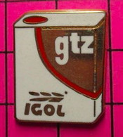 1021 Pin's Pins / Beau Et Rare / THEME : CARBURANTS / BIDON D’HUILE IGOL GTZ Avec Igol Tu Rigoles , Avec Motul Tu - Fuels