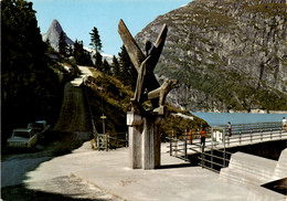 Vals-Zervreila - Sculptur Auf Der Staumauer (6379) * 25. 8. 1983 - Vals