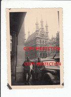 W.O. II , Leuven - Grote Markt , Stadhuis , Duitse Soldaten Met Legerauto , Tweede Wereldoorlog '40-'45 - Leuven