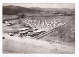 CPM:  15 X 10,5  -  LE  LAVANDOU  -  Vue  Aérienne  Sur  Le  Village  De  Vacances. - Le Lavandou