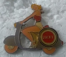 PIN'S - Pin-ups - LUCKY - Vespa -Tabac - - Pin-ups