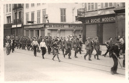 Troyes - Photo Ancienne - Prisonniers Allemands Boches Dans Une Rue De La Ville  - Militaria - Guerre 39/45 - Ww2 - Troyes