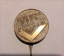 BO73 épingle No Pin's Militaire Victoire Pour Le Vietnam  Achat Immédiat - Autres & Non Classés