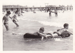 Old Original Photo - Naked Little Boys Playing In The Sea - 1968 -  Ca. 10.6x7.7 Cm - Anonieme Personen