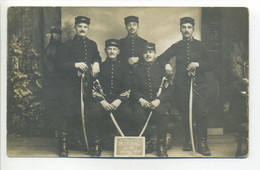 Carte Photo Militaria  - Groupe De Soldats Et Sous-officier - Uniformes, Sabres - Photographie L. Girardot  Bourges - Uniforms