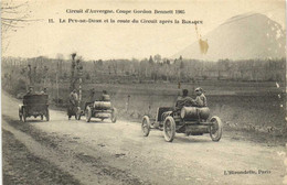 COUPE GORDON BENNET ( 1905)  Le Puy De Dome Et La Route Du Circuit Après La Baraque 3 Voitures   RV - Autres Communes