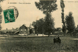 Gueugnon * La Place De La Jonchère * Vue Du Village - Gueugnon