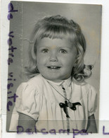 - Joli  Photo , Portait Melle DUMORTIER,  Photographe De Roubaix, Médaille, Année 1967, Dim : 9.8 X 6.8 Cm, TBE, Scans, - Personnes Identifiées