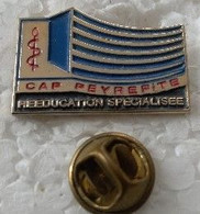 Pin's - Médical - CAP PEYREFITE - REEDUCATION SPECIALISEE - - Médical