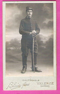 Photo  Carton CDV D'un Soldat Du 5ème Régiment D'Artillerie De VALENCE Avec Son Sabre Photo Blain Frères - Guerre, Militaire