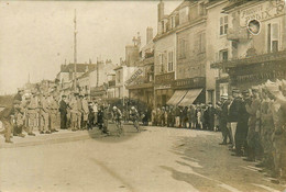 Joigny * Carte Photo * Une Course Cycliste , Rond Point Du Pont * Coureur Cycliste Vélo Cyclisme * Confiserie - Joigny