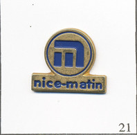 Pin's Médias - Presse Ecrite / Journal Quotidien “Nice Matin“. Non Estampillé. Métal Peint. T834-21 - Parfums