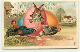 N°18732 - Carte Gaufrée - Fröhliche Ostern - Lièvre Sortant D'un Oeuf, Effrayant Une Poule Et Un Coq - Pascua