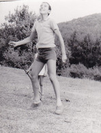 Old Original Photo - Boy Playing On Pitch -  Ca. 9x6.5 Cm - Anonieme Personen
