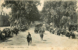 Poitiers * Une Revue Dans Une Rue De La Ville * Passage De Troupes * Militaria - Poitiers