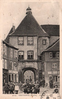 Fénétrange (Moselle) Place Du Marché (Albert Schweitzer) Animation Devant La Porte De France - Carte N° 10229 - Fénétrange