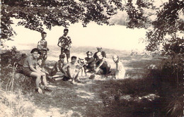 Carte Photo D'un Groupe De Scouts Au Repos à L'ombre Dos Non Postal - Scoutisme