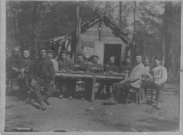 Photo 12x9 Cm Construction De Fortune En Bois Près Du Front En Forêt Avec Soldats Guerre 1914 - Guerre, Militaire