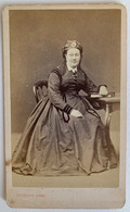 Cdv. Femme élégante Avec Coiffe Et Album Photo. CDV Delsart à Valenciennes - Oud (voor 1900)