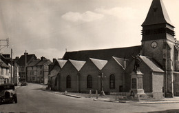 Songeons (Oise) L'Eglise Et Le Monument Aux Morts - Carte CPSM De 1957 - Songeons