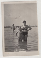 1297 Girl And Mother On Vacation In USSR Bathing Suits Odessa 1968. 130 X 83 Mm - Anonyme Personen